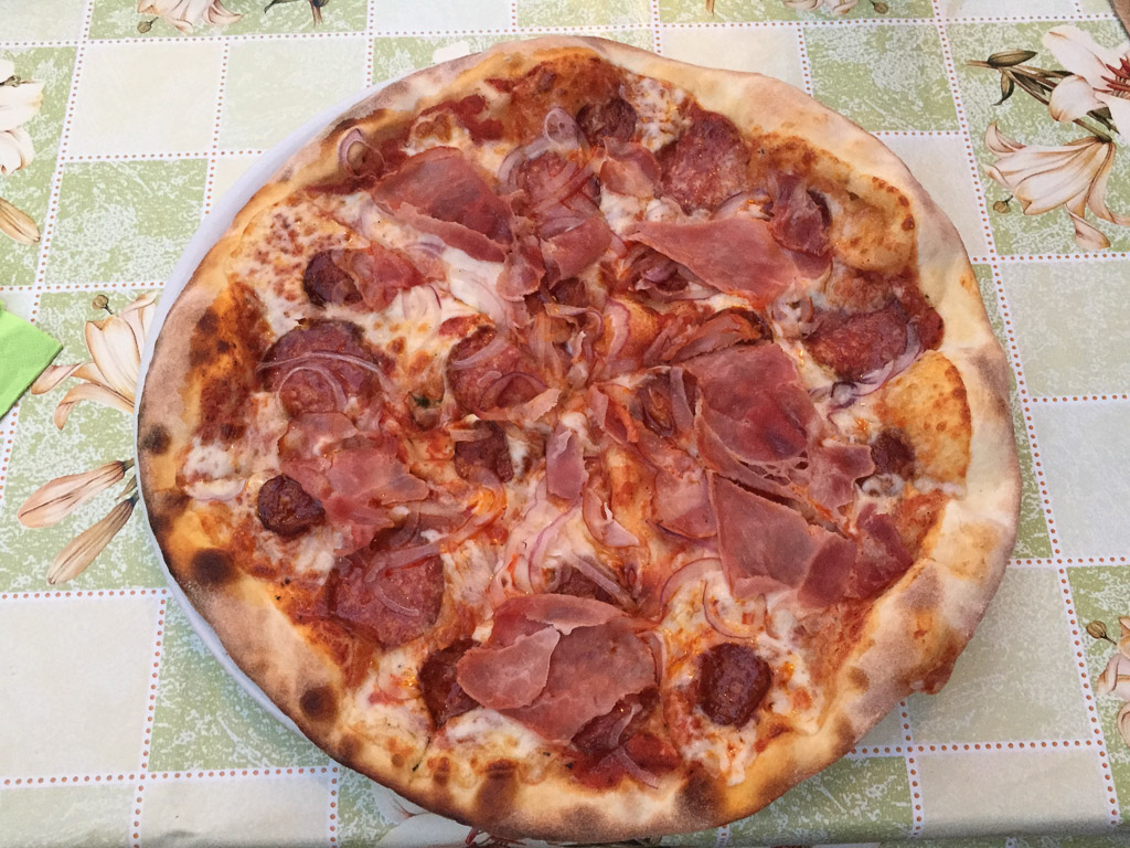 Pizza hongroise (salami, jambon, oignon rouge)