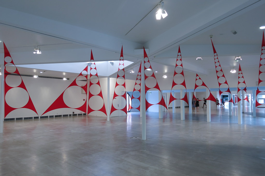 « Quatorze triangles percés/penchés » mais entiers