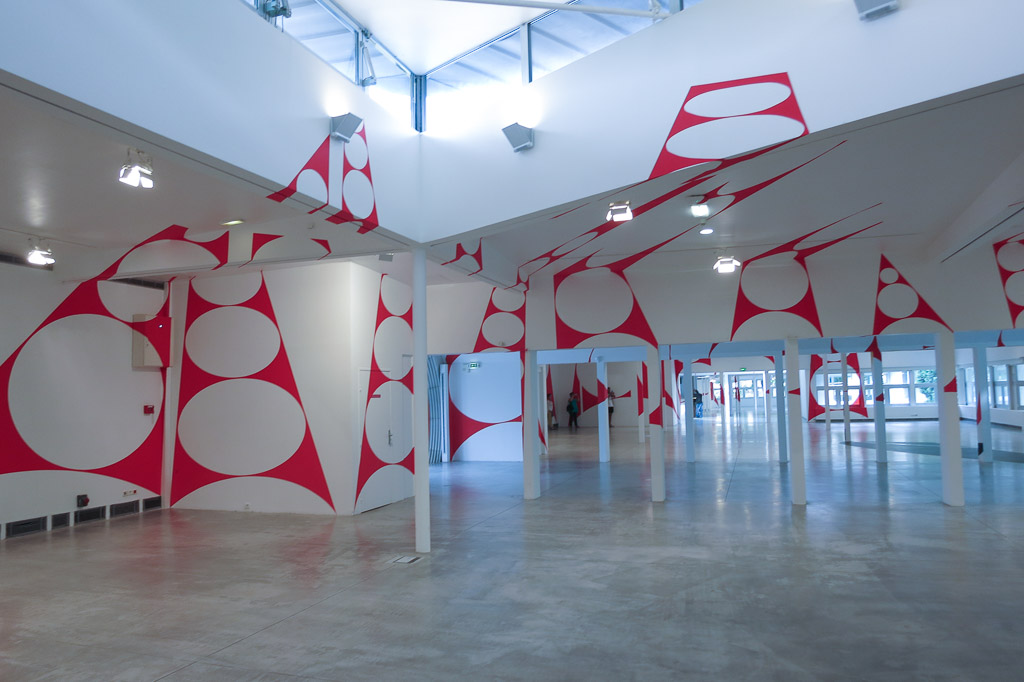 « Quatorze triangles percés/penchés » de travers