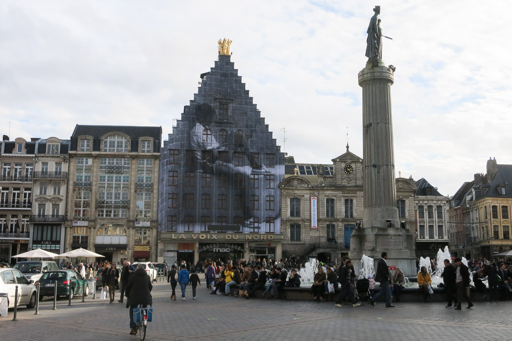 JR sur la Grand Place